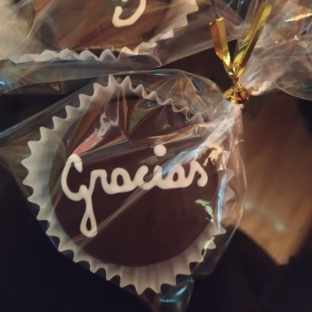 alfajor simple con palabra escrita con chocolate o glasa